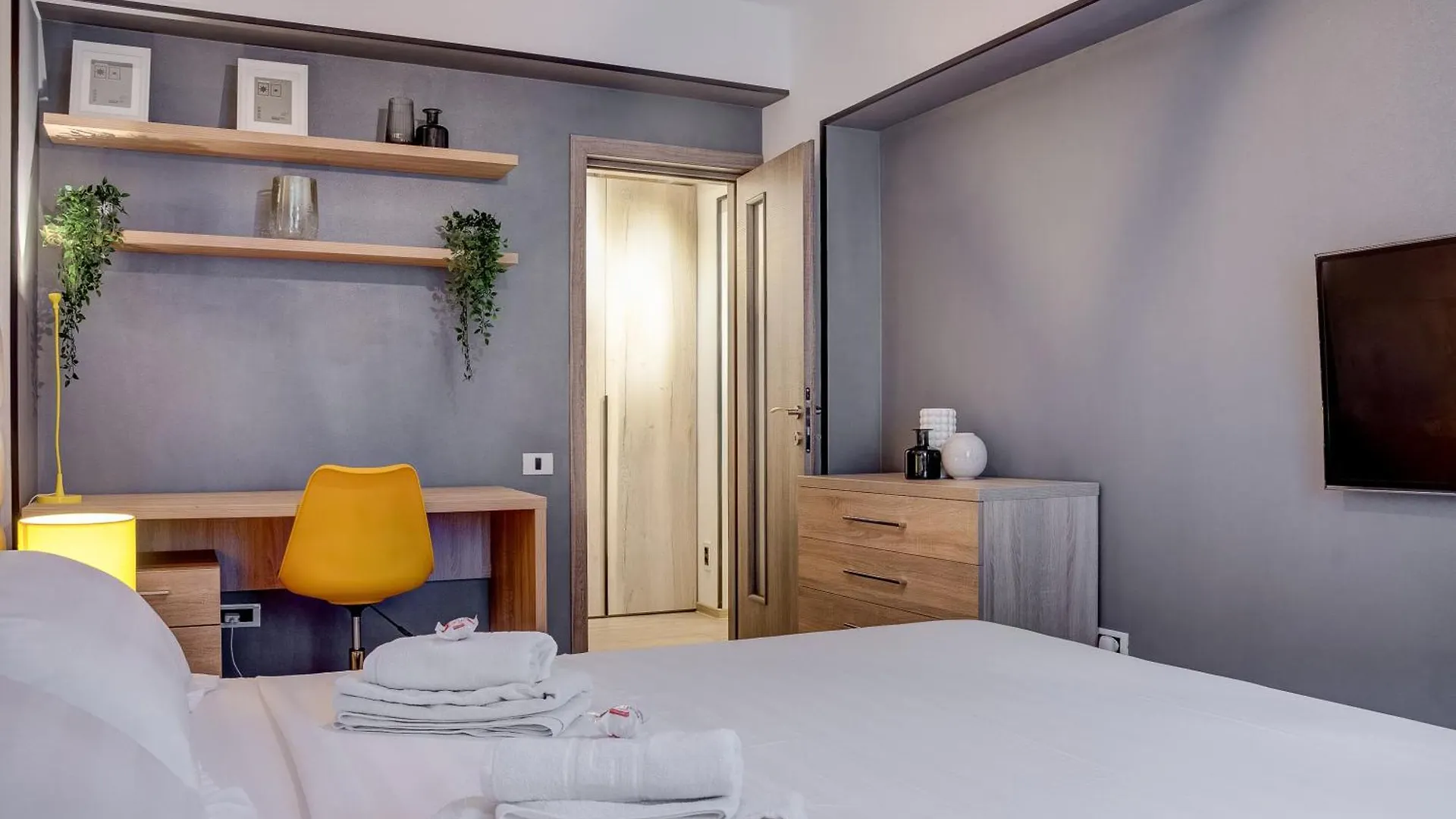 Chanttal Luxury - University Bucarest 0*,  Romania